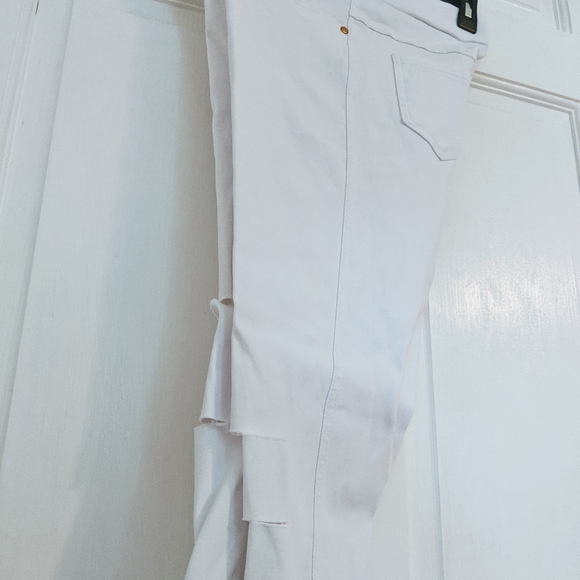 SALE🎆White Ripped Jeans - Picture 3 of 5